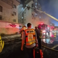 לוחמי אש פועלים בשריפה בסופרמרקט בבניין מגורים ברמב"ש