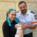 מרגש: אישתו של פרמדיק מד"א ילדה בדרך ללידה בסיועו של בעלה