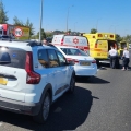 גבר נפצע באורח בינוני מרכב חולף לאחר שעצר בצד הדרך: